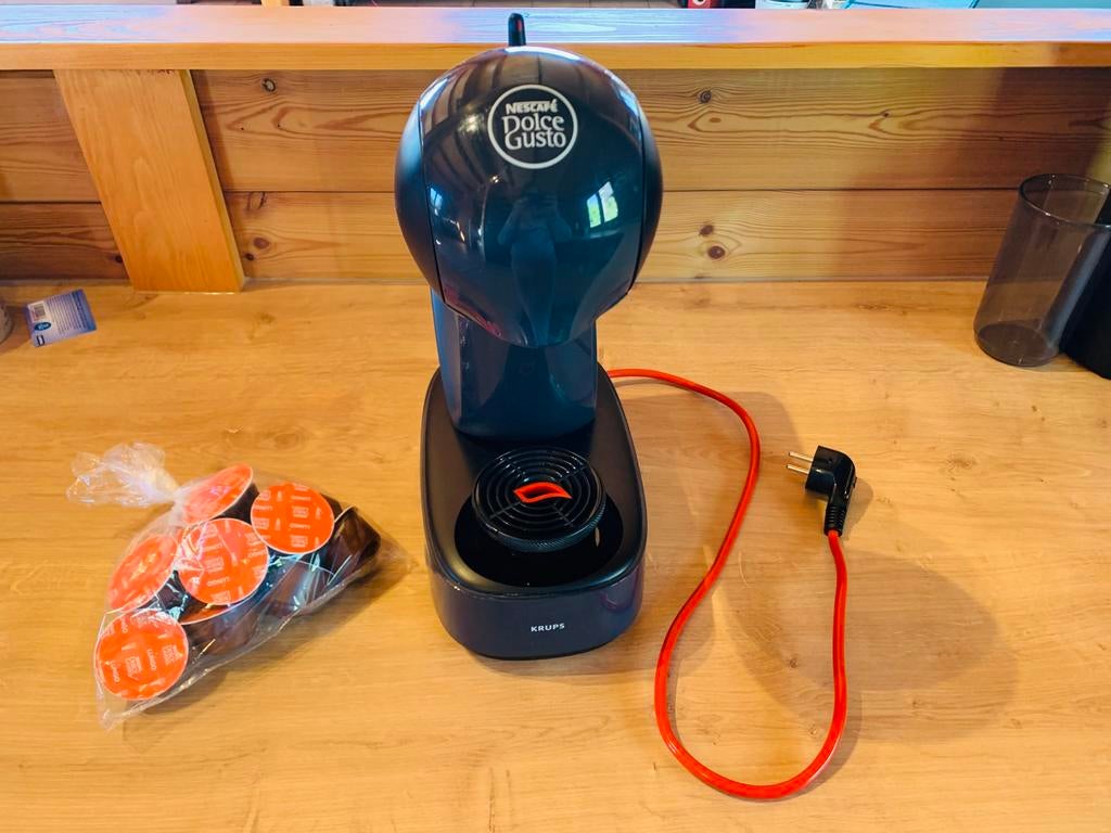 Dolce Gusto, Electroménager, Réservoir d'eau amovible, Dosettes et capsules de café, Comme neuf, 4 à 10 tasses