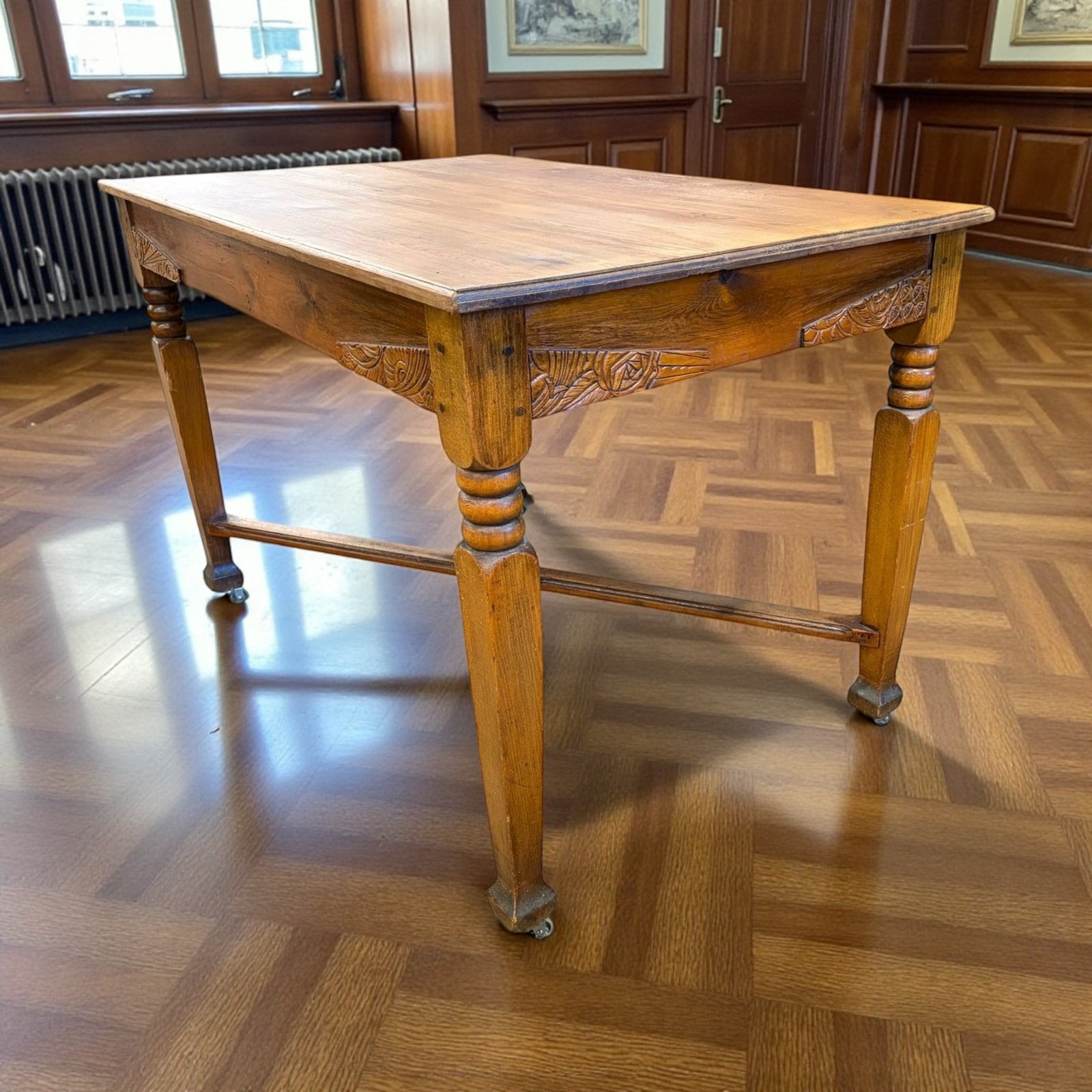 Table vintage en bois massif avec croix en X sur roulettes, Envoi