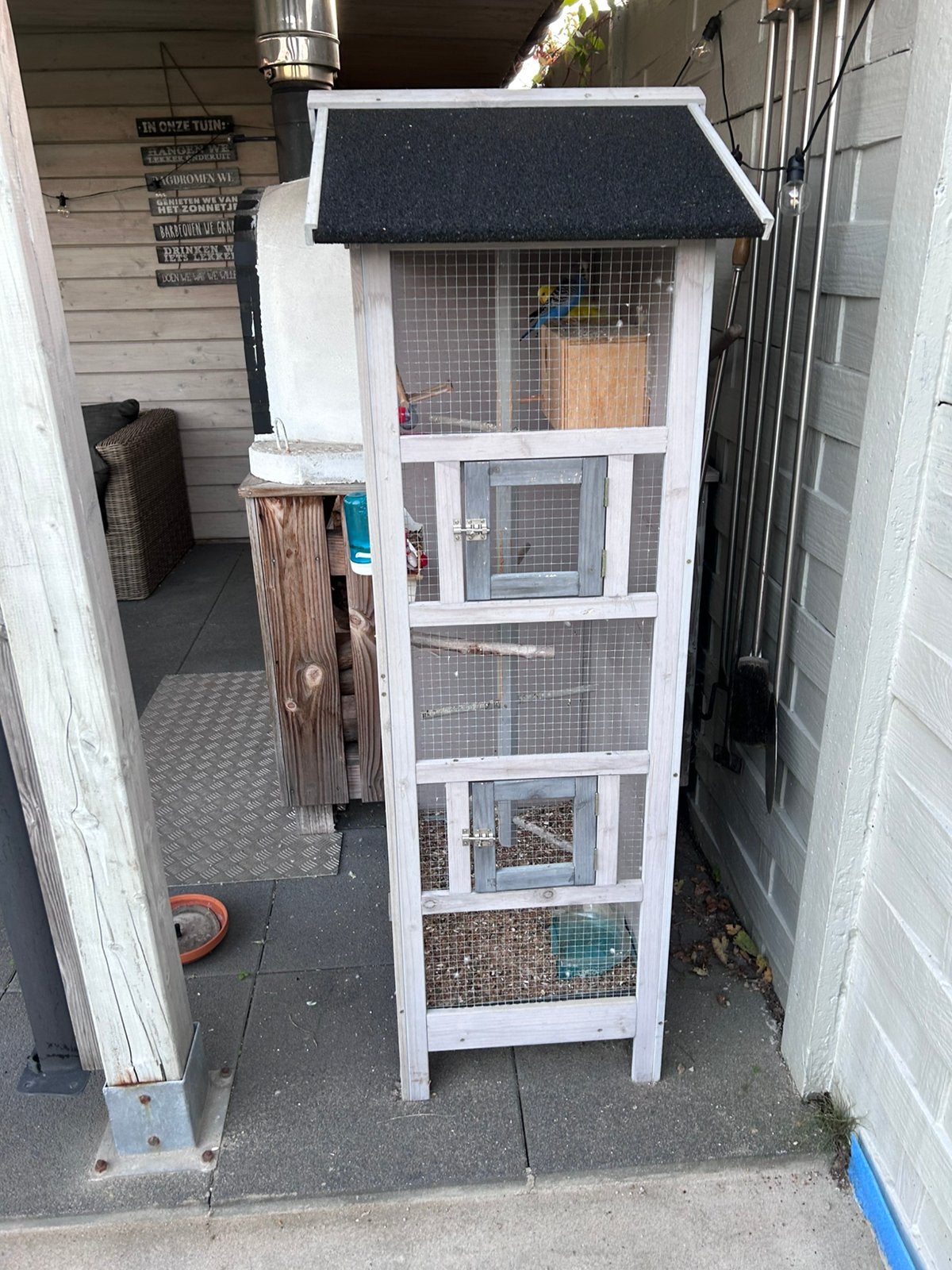 Vogelkooi te koop met 2 grasparkieten, Enlèvement, Utilisé, Bois, Cage à oiseaux