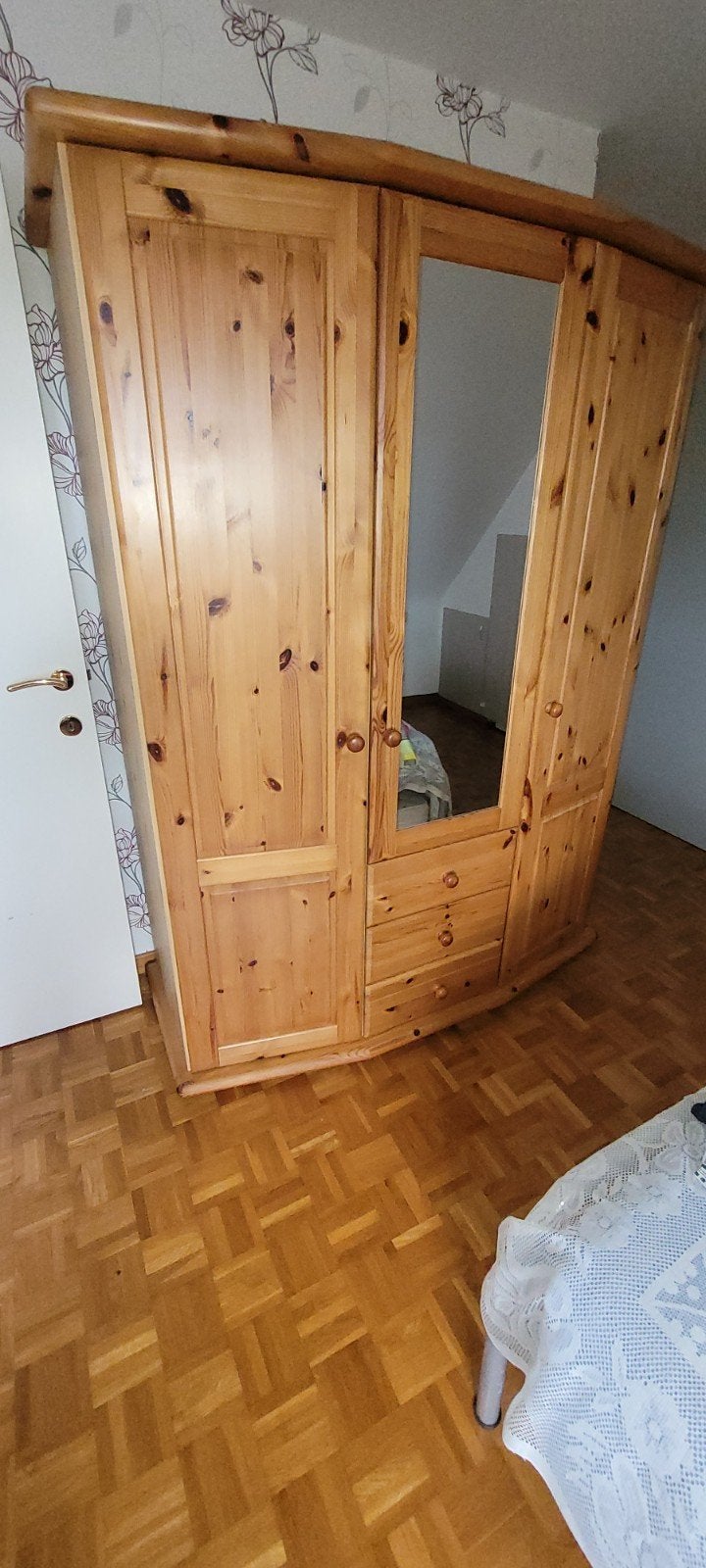 slaapkamer, Ophalen, Gebruikt, Tweepersoons, Houten kast en stalen bedden