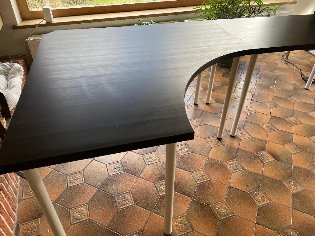 Grand bureau Ikea Linnmon en coin incurvé brun foncé, Enlèvement, Réglable en hauteur, Utilisé