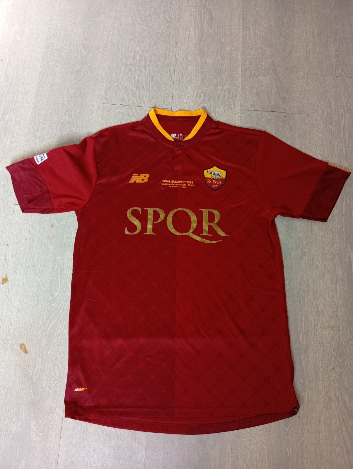 AS Roma Special Edition Final Budapest 2023 thuisshirt, New balance, Geel, Maat 56/58 (XL), Ophalen of Verzenden