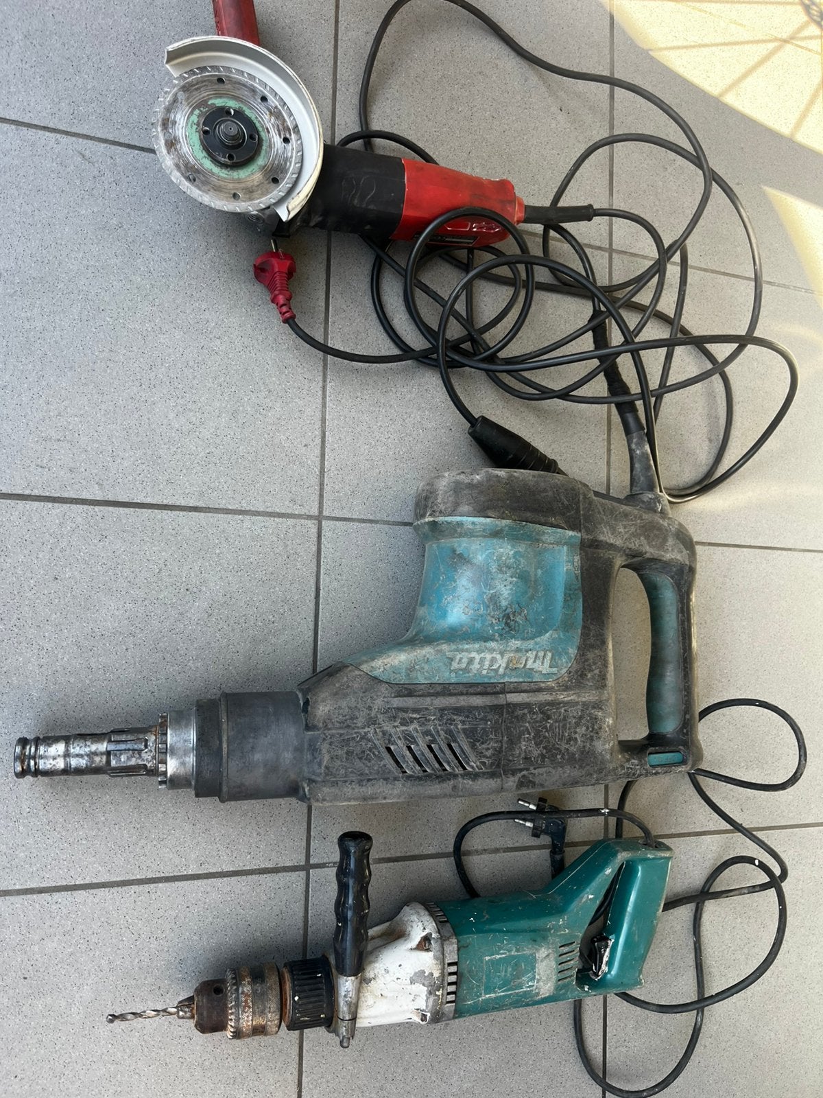 Lot d'outils : Marteau de démolition Makita HM1203C, 600 watts ou plus, Enlèvement, Utilisé, Mécanisme de percussion
