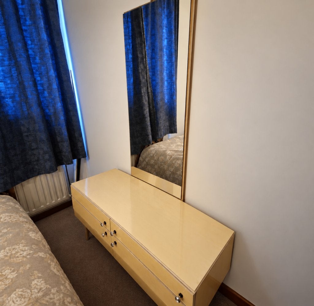 Coiffeuse vintage claire avec grand miroir, Huis en Inrichting, Ophalen, Gebruikt