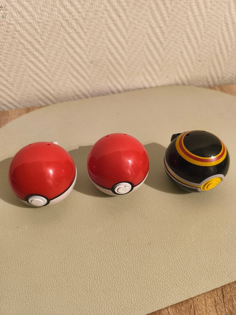 3 Pokéball Pokémon., Hobby en Vrije tijd, Verzamelkaartspellen | Pokémon, Ophalen of Verzenden, Zo goed als nieuw, Overige typen