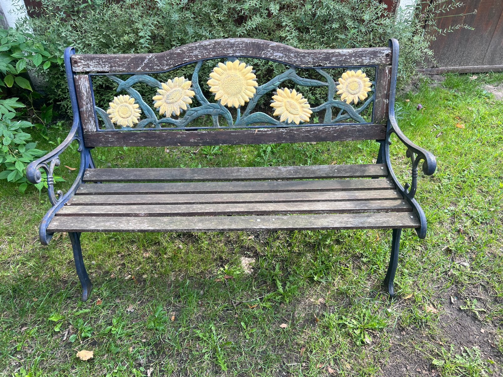 Vintage tuinbank met gietijzeren frame en zonnebloemen, Tuin en Terras, Ophalen, Zo goed als nieuw, Hout