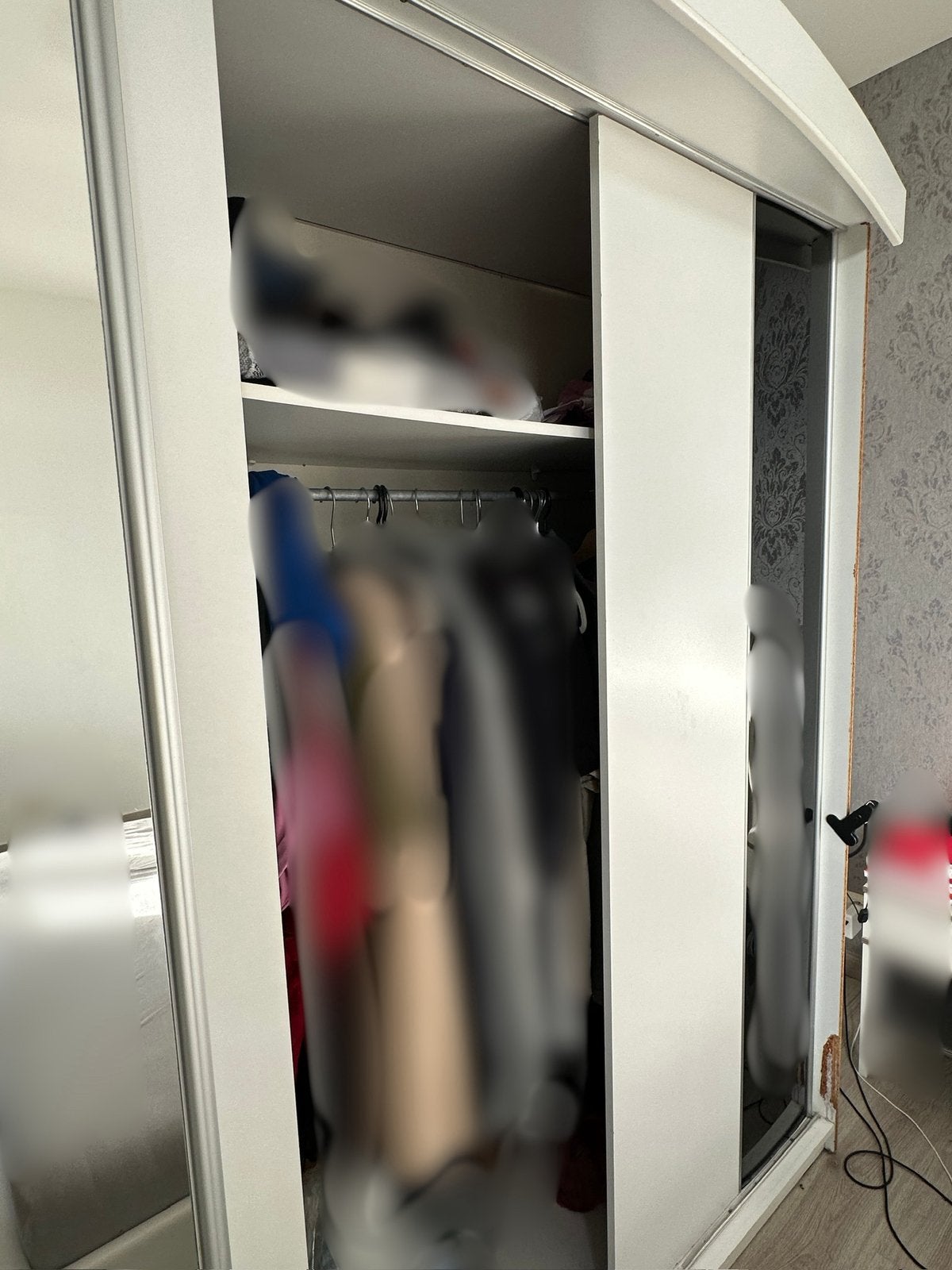 Witte kast met spiegel, Ophalen, Met deur(en), Gebruikt, 150 tot 200 cm