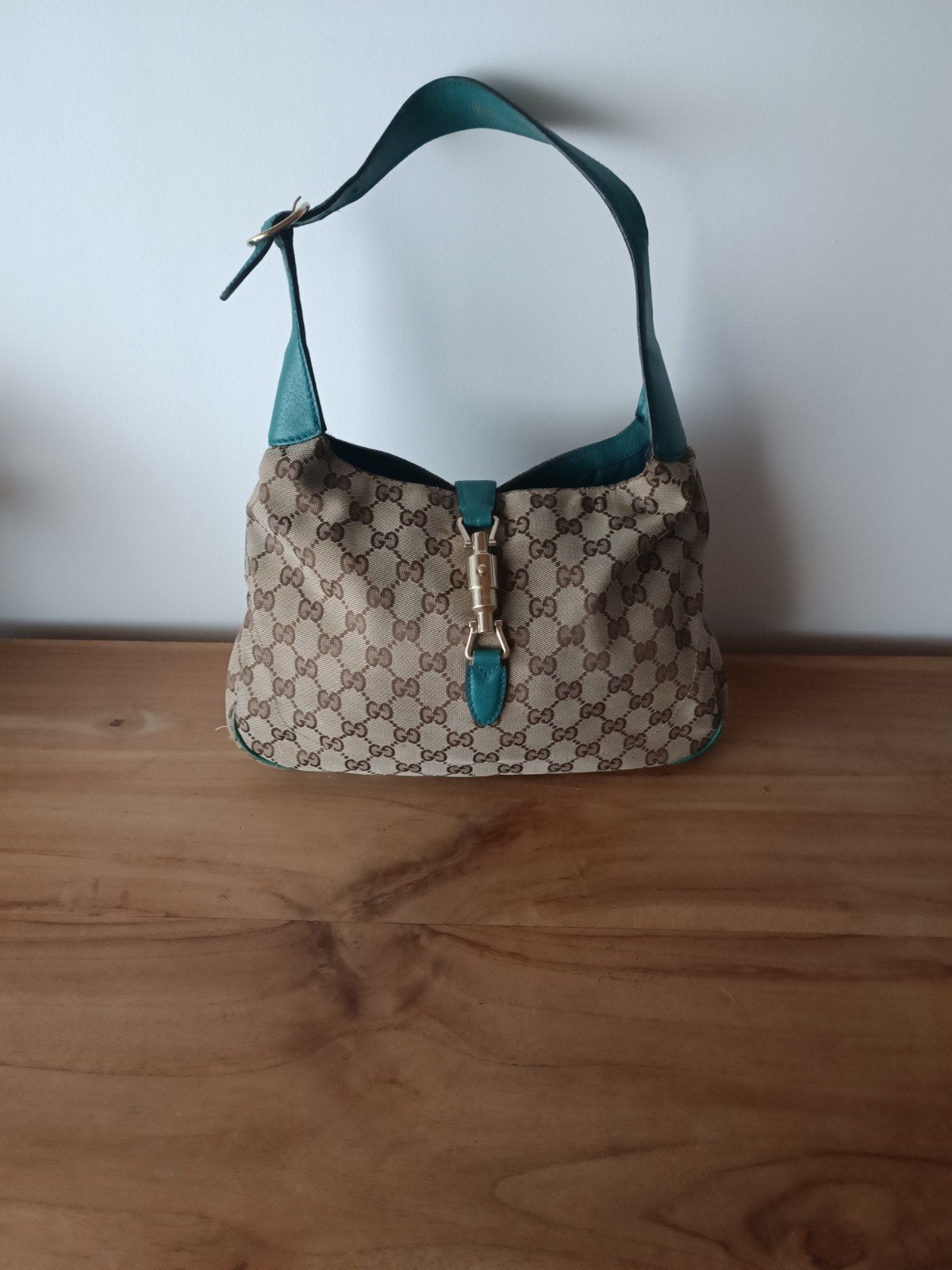 Gucci Jackie, Enlèvement ou Envoi