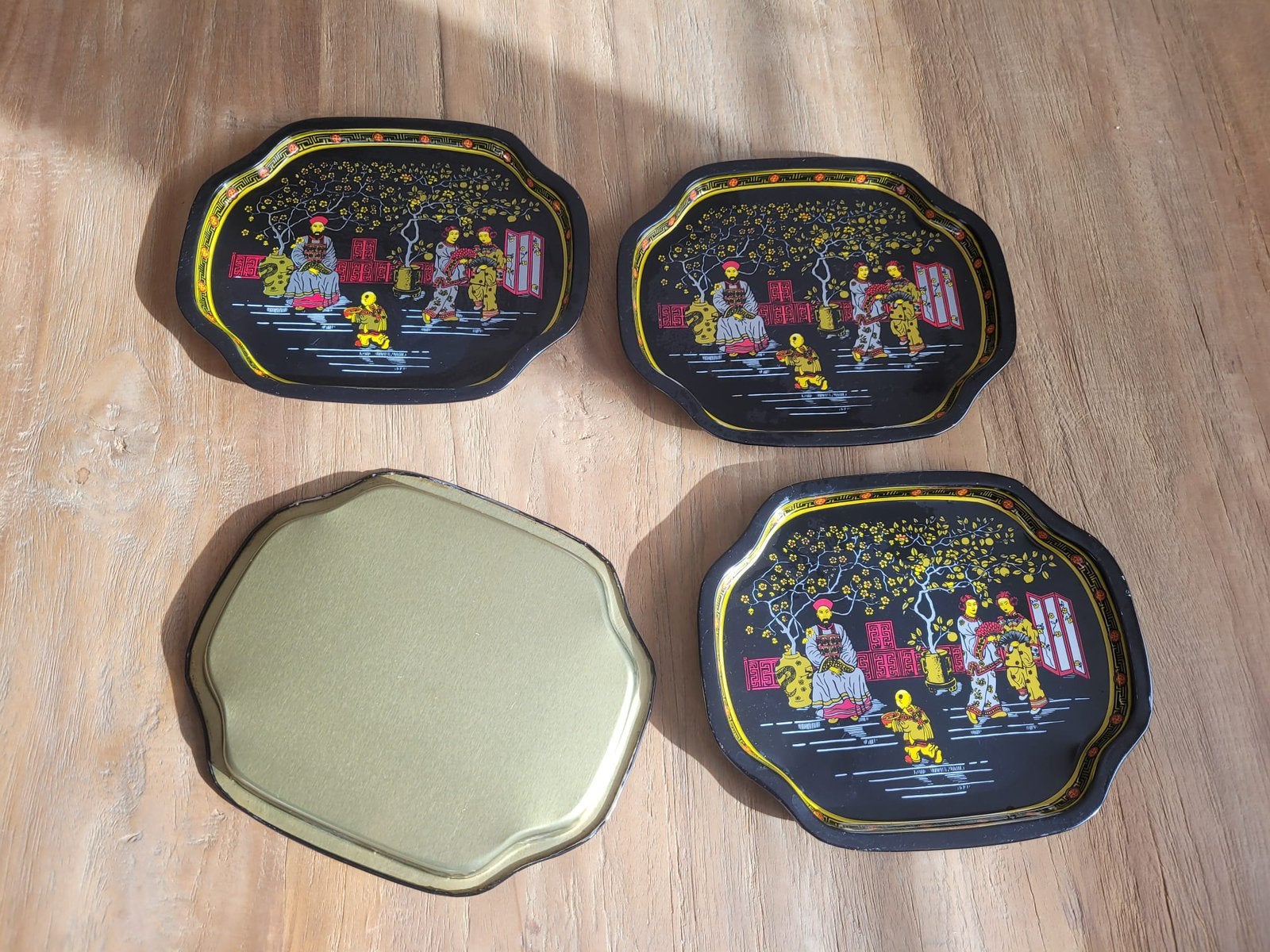 Mooie vintage set van 4 Oosterse dienblaadjes, Ophalen, Gebruikt, Zwart, Handgemaakt