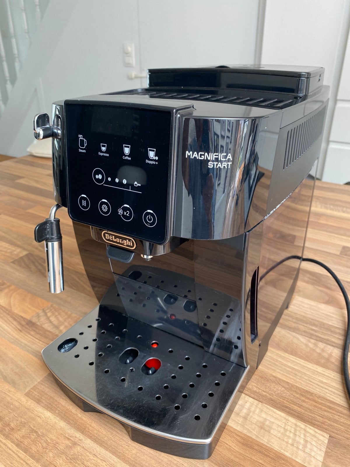 Volautomatisch espresso Delonghi Ecam 220.21B, Gebruikt, Espresso apparaat, 2 tot 4 kopjes, Gemalen koffie