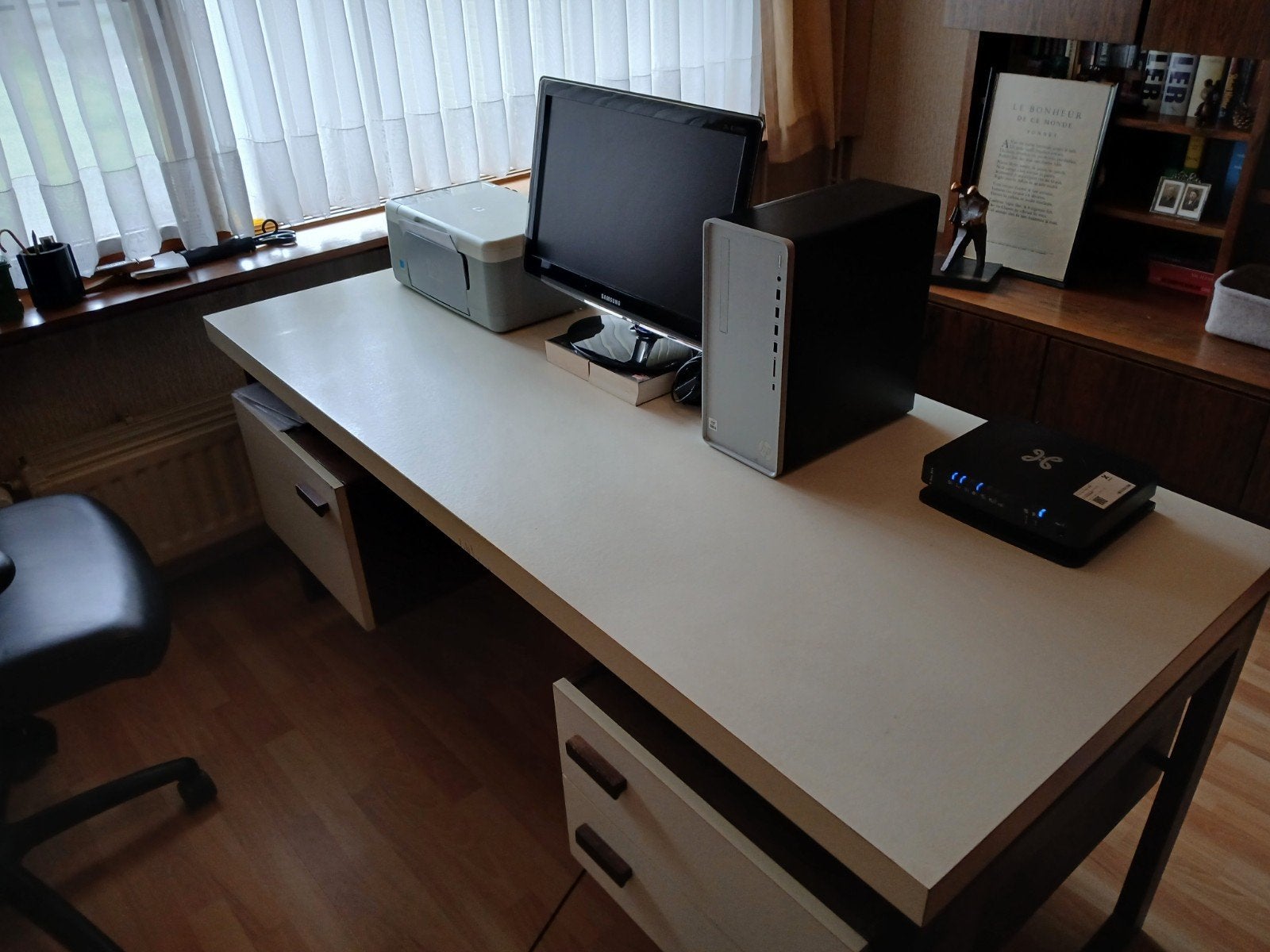 BUREAU - incl. stoel, printer, scherm, computer en bureau, Ophalen