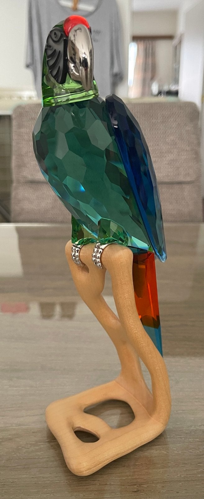 Swarovski papegaai op houten staander