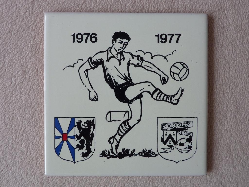 geglazuurd emaille tegel 1976 - 1977 voetbal Oostende PERKEZ, Verzamelen, Ophalen of Verzenden, Zo goed als nieuw, Poster, Plaatje of Sticker