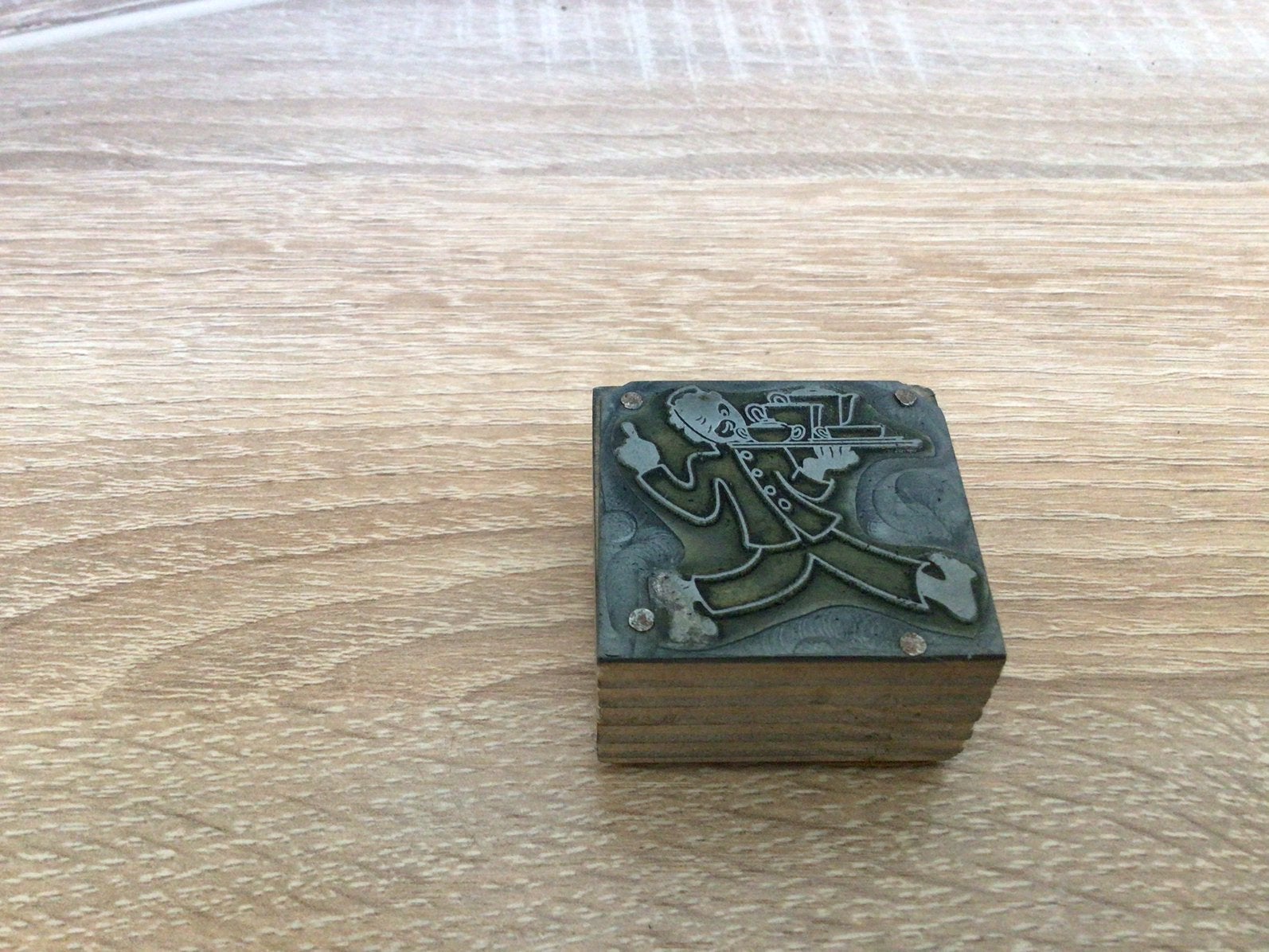 Vintage stempel met ober in metaal, Hobby en Vrije tijd, Ophalen of Verzenden, Gebruikt, Houten stempel