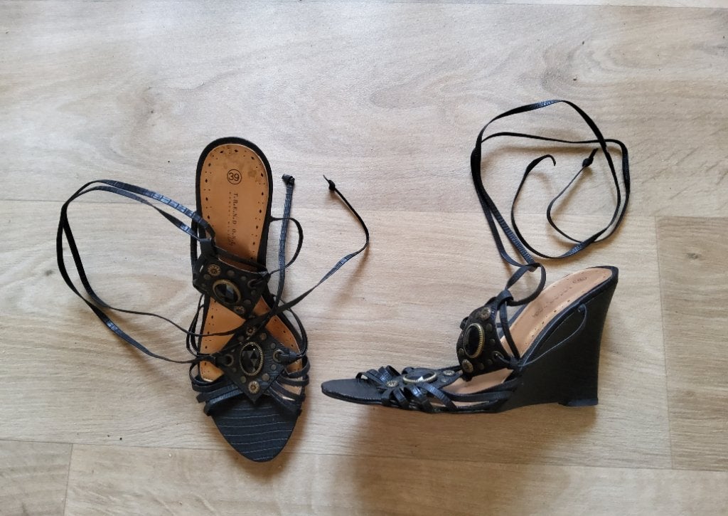 Sandalen met krokodillenmotief, gouden studs en veterringen, Kleding | Dames, Schoenen, Nieuw, Sandalen of Muiltjes, Zwart, Verzenden