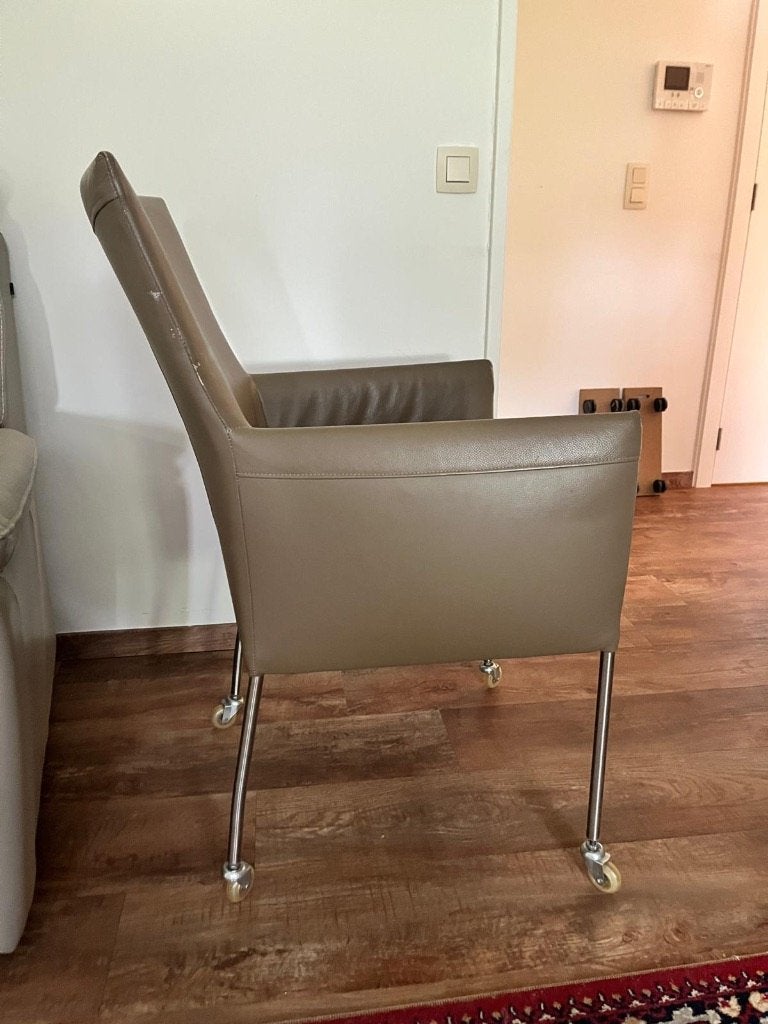 Twee stoelen met armleuningen op wieltjes, Ophalen, Gebruikt, Twee, Bruin