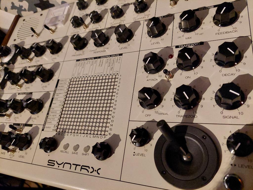 Erica Synths SYNTRX V1, Muziek en Instrumenten, Ophalen, Zo goed als nieuw, Met midi-aansluiting