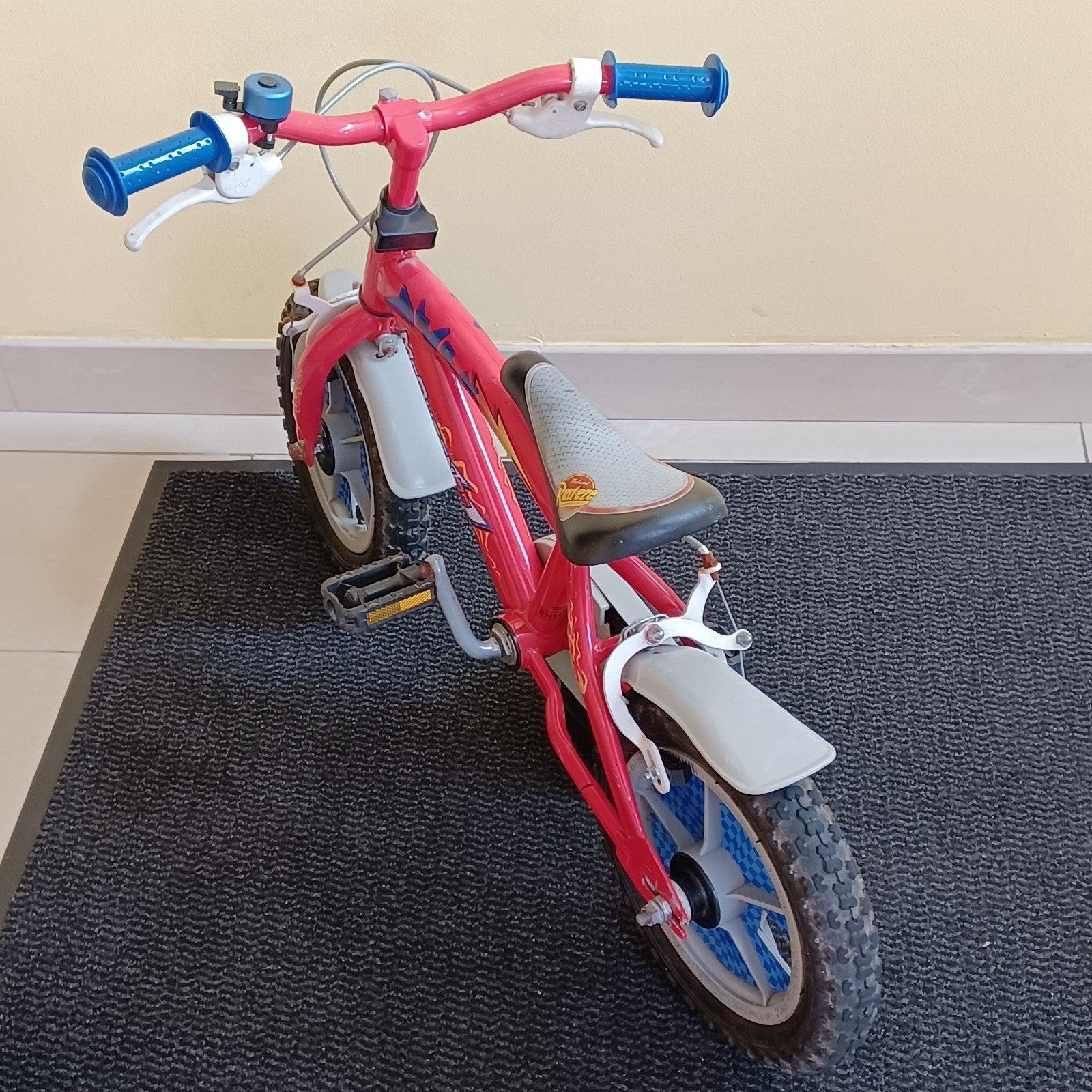 Stoere Disney Cars Bliksem McQueen Kinderfiets – 12 inch, Ophalen, Zijwieltjes, Gebruikt, Minder dan 16 inch