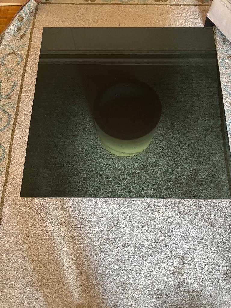 Table de salon en verre fumé + pied en marbre., 100 à 150 cm, Carré, Enlèvement, Utilisé