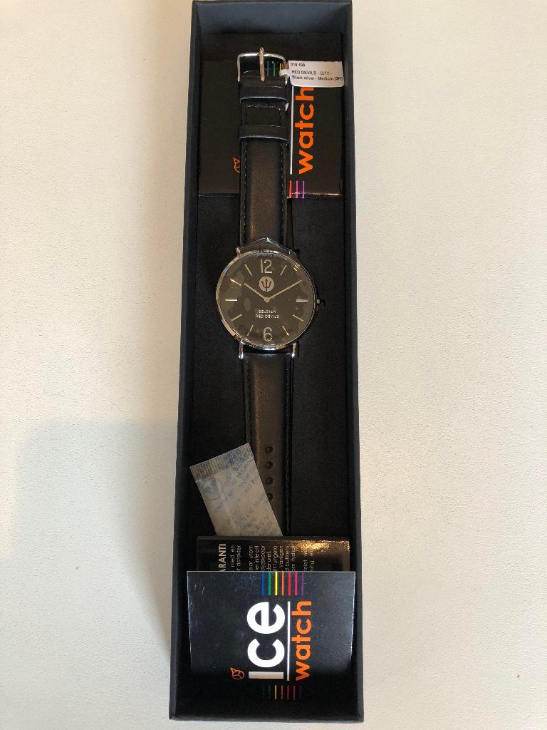 Nieuw Red Devils Ice Watch-horloge ter waarde van 109 euro, Ophalen of Verzenden, Nieuw, Polshorloge, Swatch