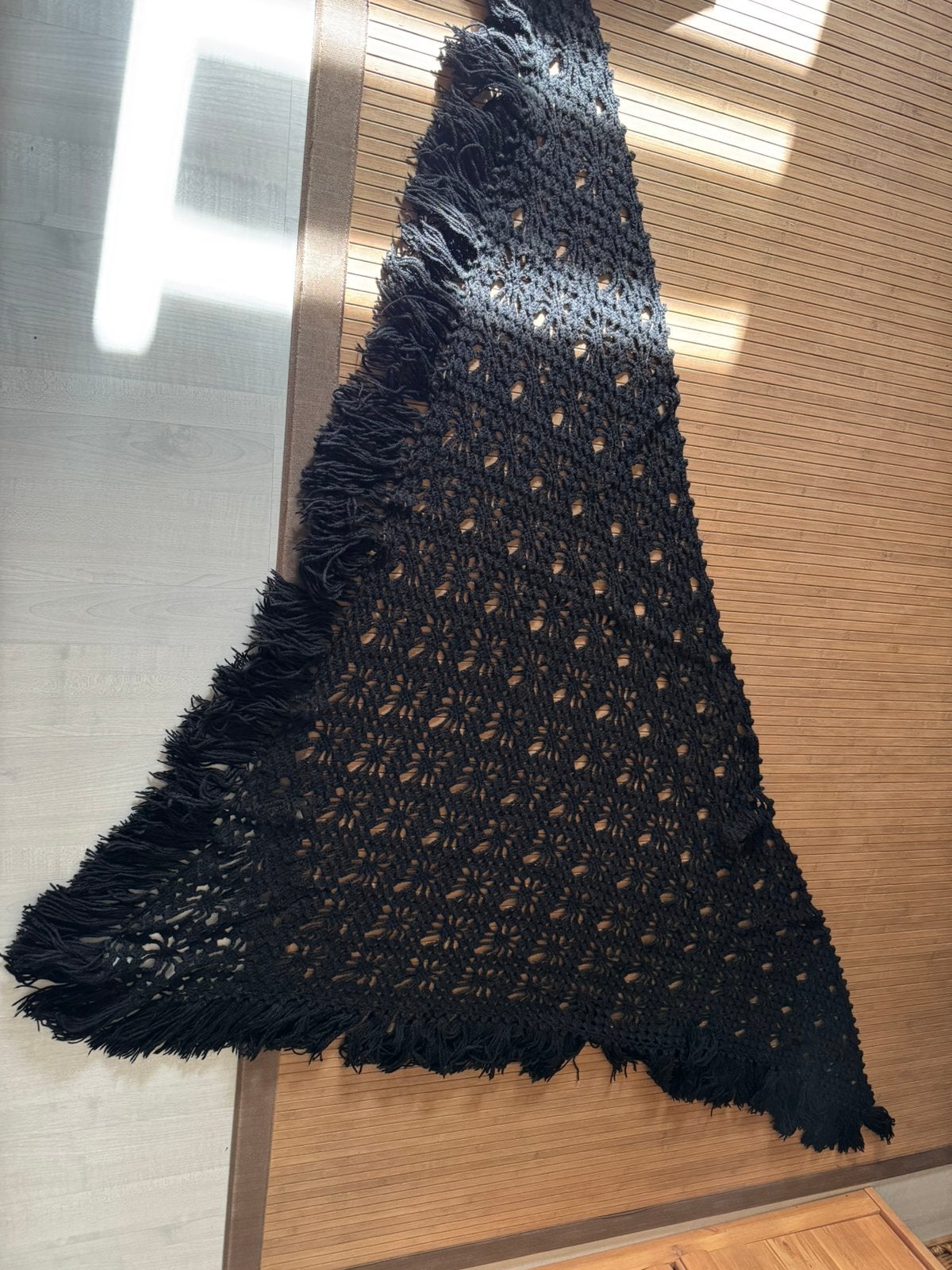 Handwerk zwarte stola, Kleding | Dames, Mutsen, Sjaals en Handschoenen, Ophalen of Verzenden, Zo goed als nieuw