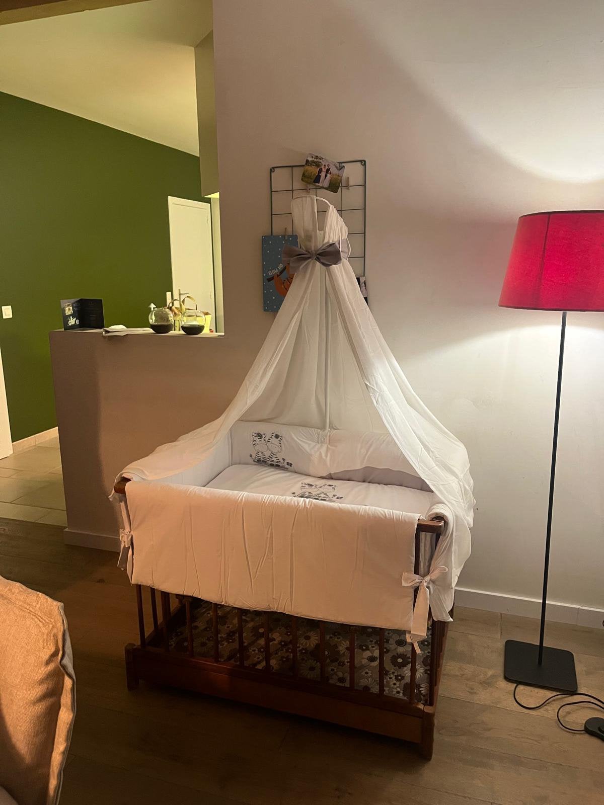 Matras babybox, kantbeschermer en baldakijn, Ophalen, Zo goed als nieuw