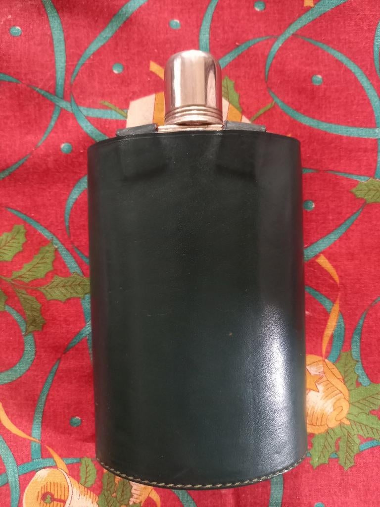 Petite bouteille pour alcool, Enlèvement