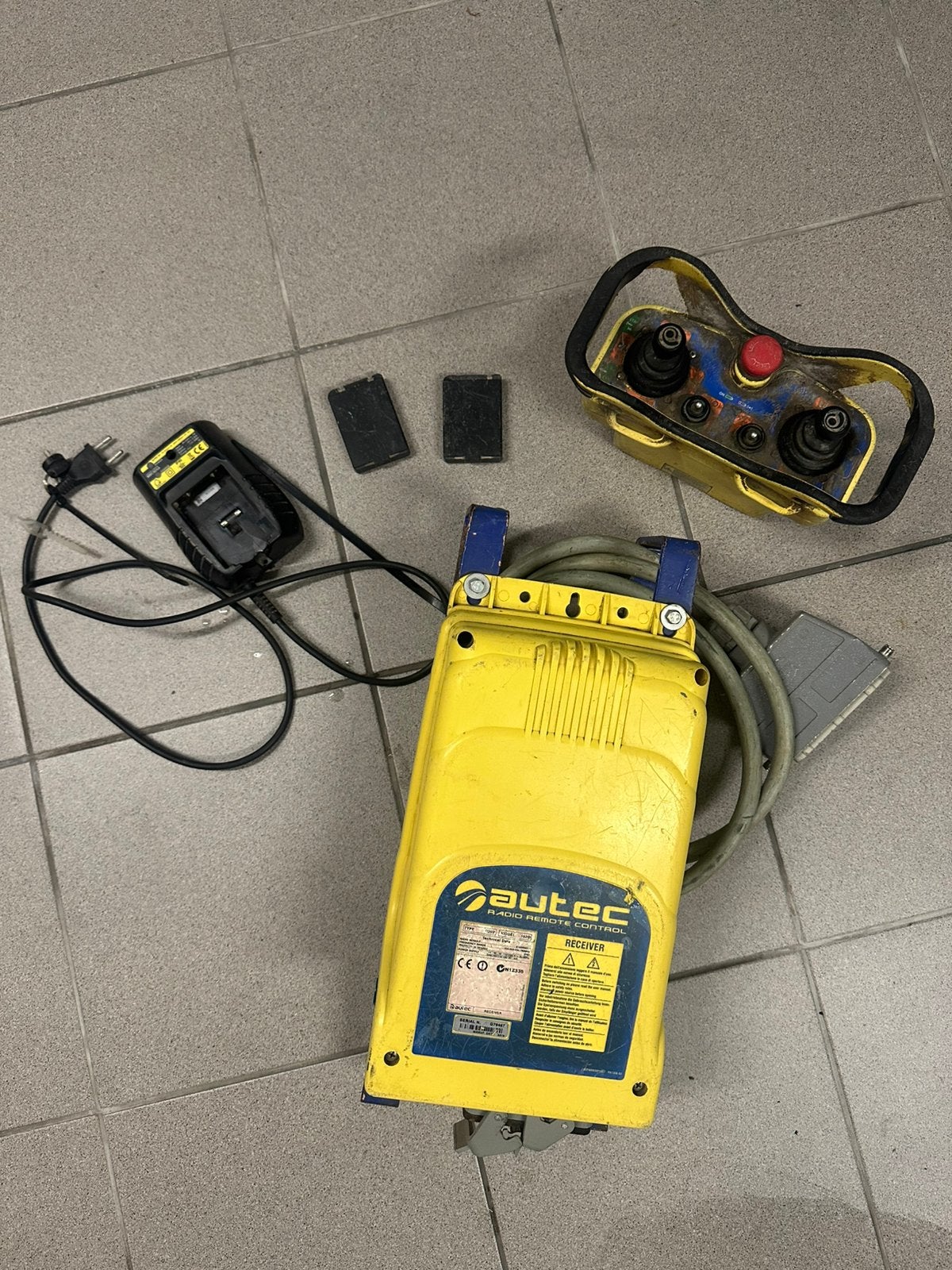 Complete AUTEC  Besturing .(Zender + Ontvanger + Lader, Doe-het-zelf en Bouw, Ophalen, Gebruikt
