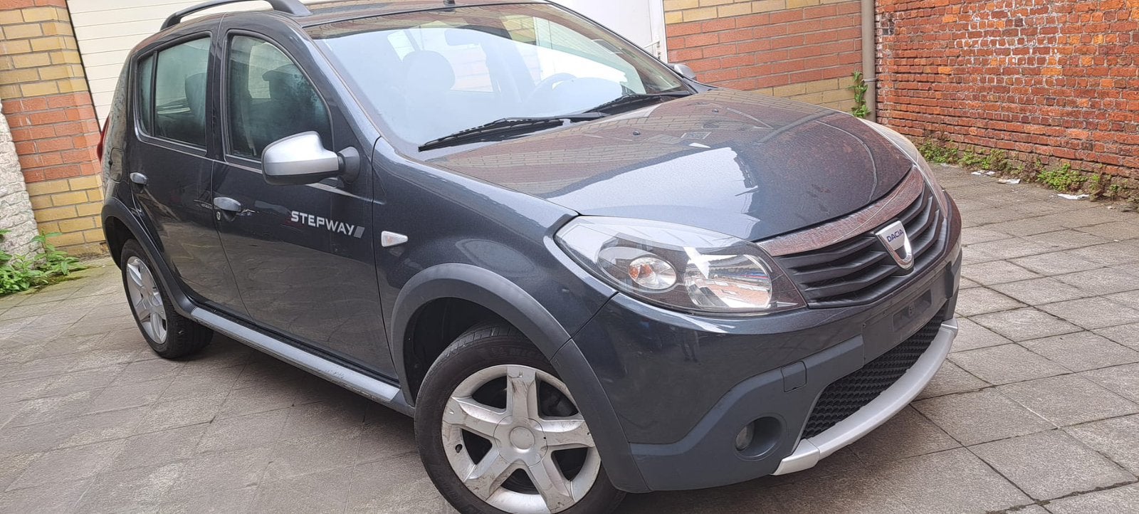 Dacia Sandero Stepway 1.6i Essence Euro4 10/2010 Clim Jantes, Autos, Dacia, Argent ou Gris, Entreprise, 180 g/km, 5 portes