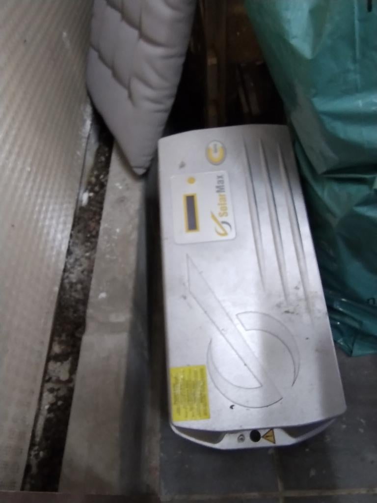 Omvormer zonnepanelen solar max, Maison & Meubles, Ameublement | Revêtements de sol, Enlèvement
