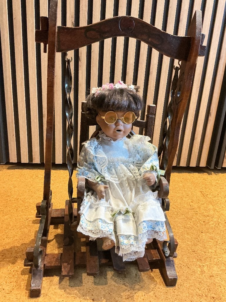 Porseleinen pop met schommel, Antiek en Kunst, Ophalen