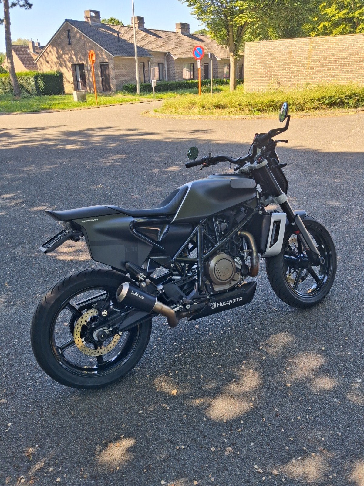 Husqvarna svartpilen( evt ruil goed lezen), 700 cc, Meer dan 35 kW, 1 cilinder, LED Verlichting