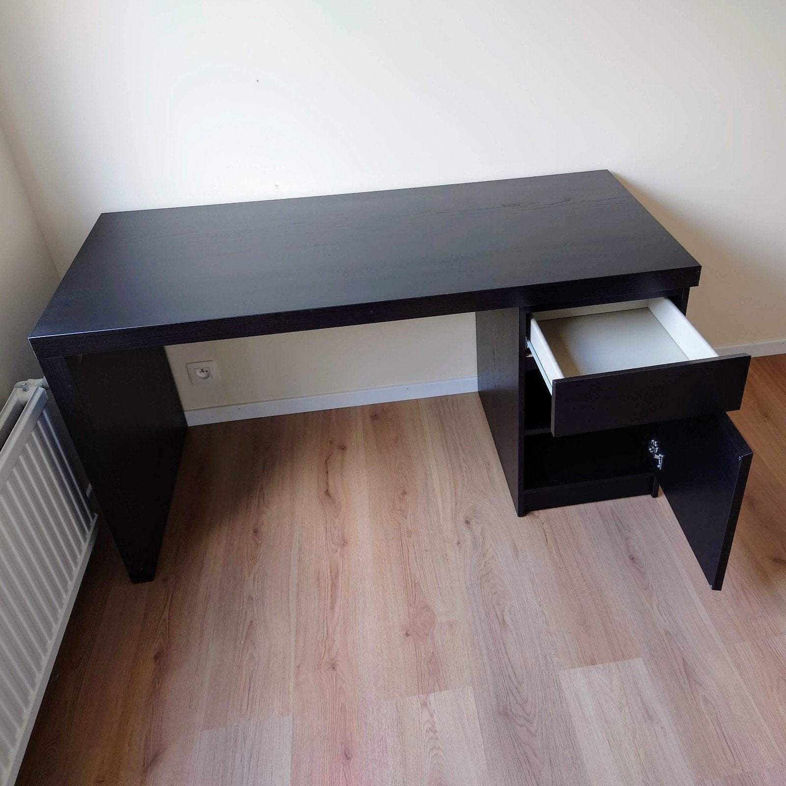 IKEA Malm bureau — zwartbruin met opbergladeblok, Huis en Inrichting, Ophalen, IKEA