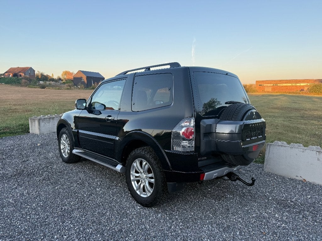 Mitsubishi Pajero 3.2L 200CH **Full options 4X4 Utilitaire**, Automaat, Zwart, 4 cilinders, 3000 kg
