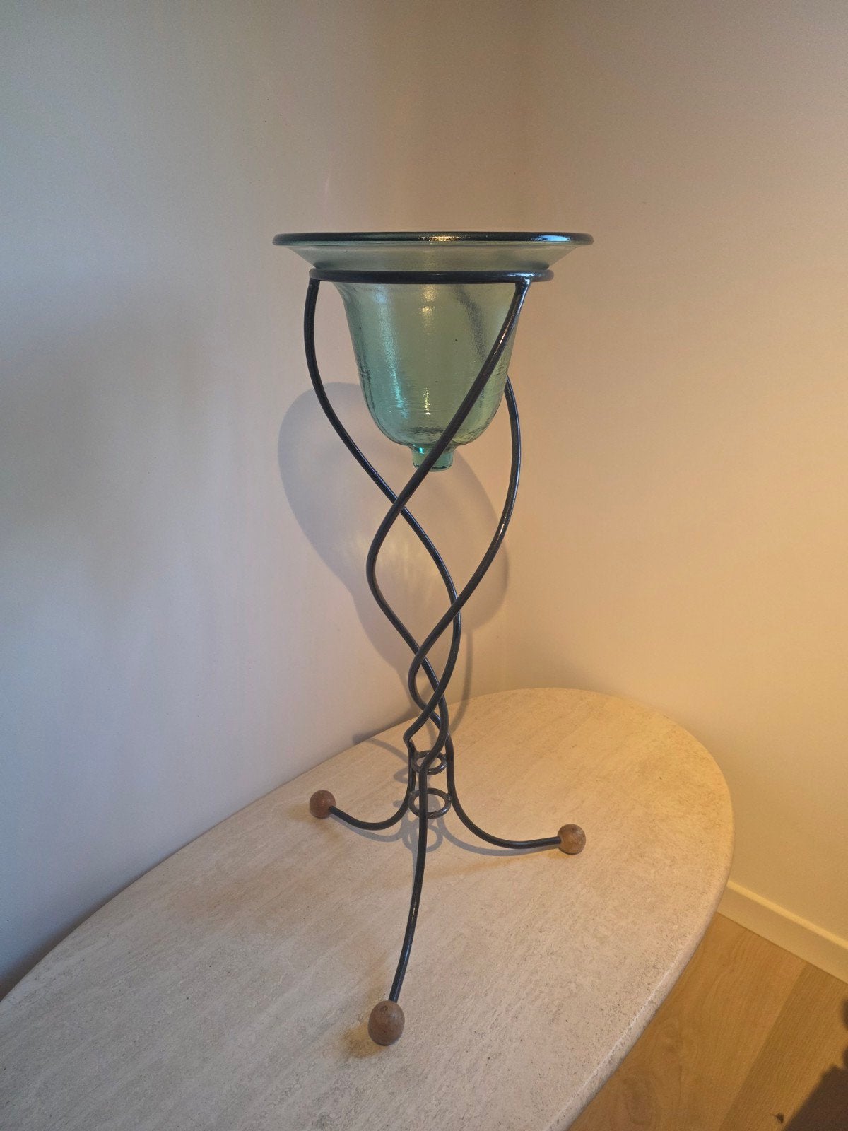 Prachtig decor: de smeedijzeren voet en de glazen bel, Ophalen