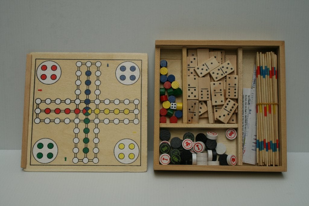 Klassieke spelletjes in houten kistje, Een of twee spelers, Ophalen of Verzenden, Zo goed als nieuw
