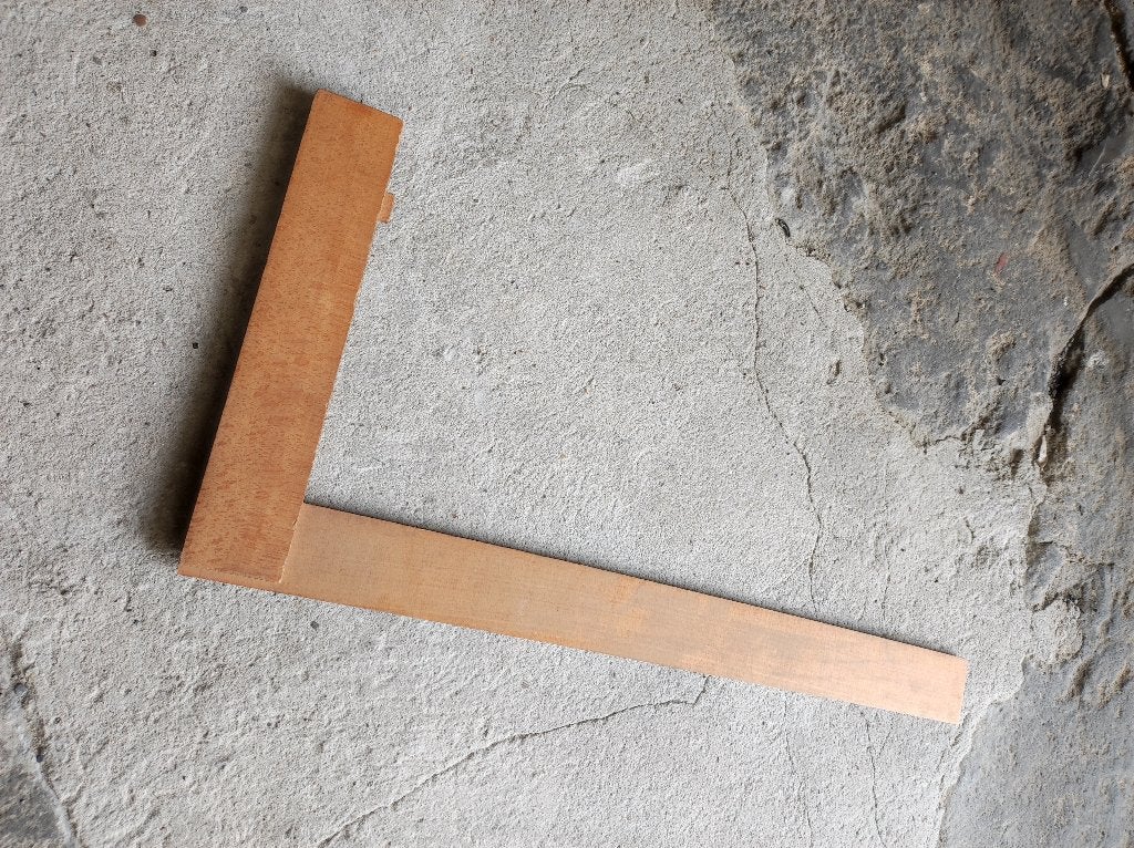 Equerre en bois, Enlèvement