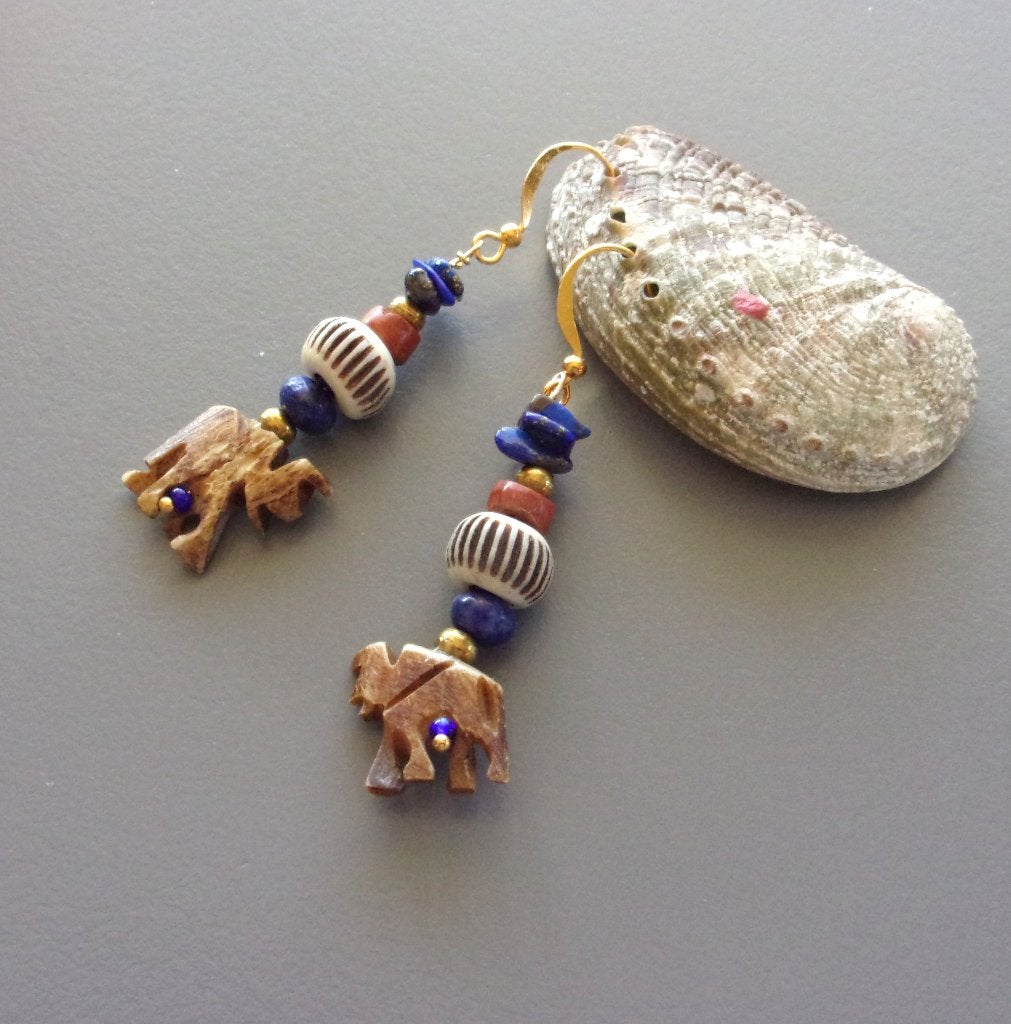 Boucles d'oreilles éléphants en os taillé avec lapis lazuli, Bijoux, Sacs & Beauté, Boucles d'oreilles, Neuf, Enlèvement ou Envoi