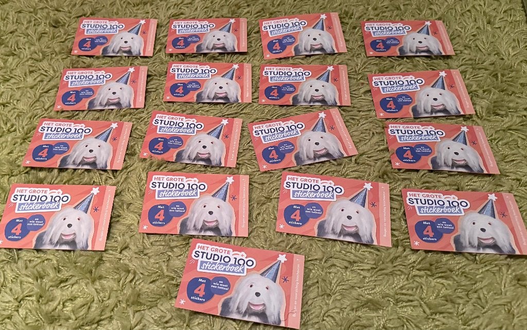Okay 17 pakjes stickers Het grote studio 100 stickerboek, Collections, Autres supermarchés, Enlèvement ou Envoi