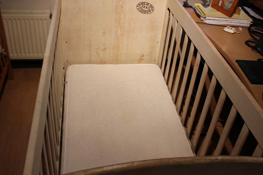 Babybedje, Kinderen en Baby's, Kinderkamer | Bedden, Gebruikt, 140 tot 160 cm, 70 tot 85 cm, Lattenbodem, Matras, Ophalen