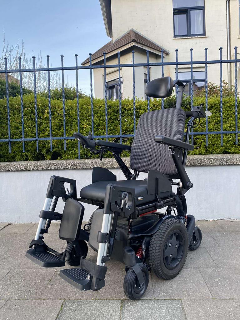 Fauteuil roulant électrique Quickie Q400m état neuf, Divers, Enlèvement ou Envoi, Pliant, Comme neuf