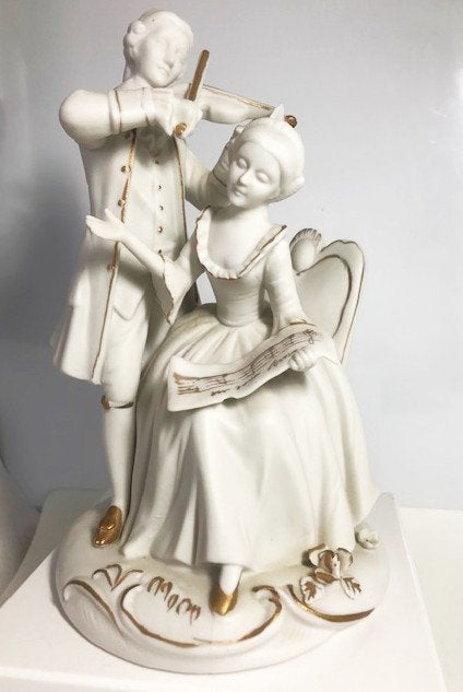 Beeld "muzikaal koppel" wit biscuit goud verguld Vintage, Antiek en Kunst, Art nouveau, Ophalen of Verzenden, 20 - 50 cm, Wit