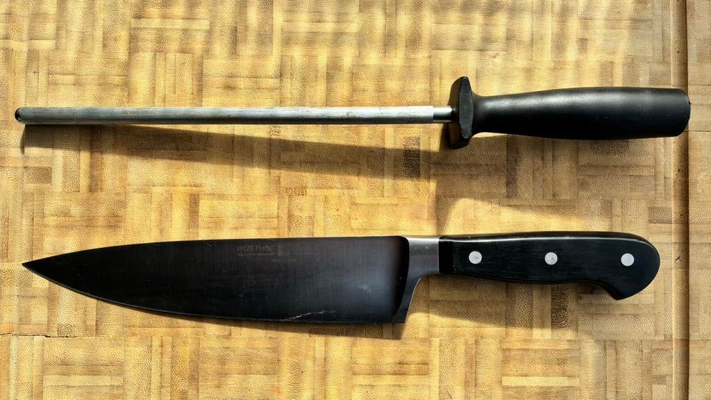 Couteau de chef Wusthof Classic 20 cm + acier à aiguiser, Enlèvement ou Envoi, Utilisé, Autres matériaux, Couverts en vrac