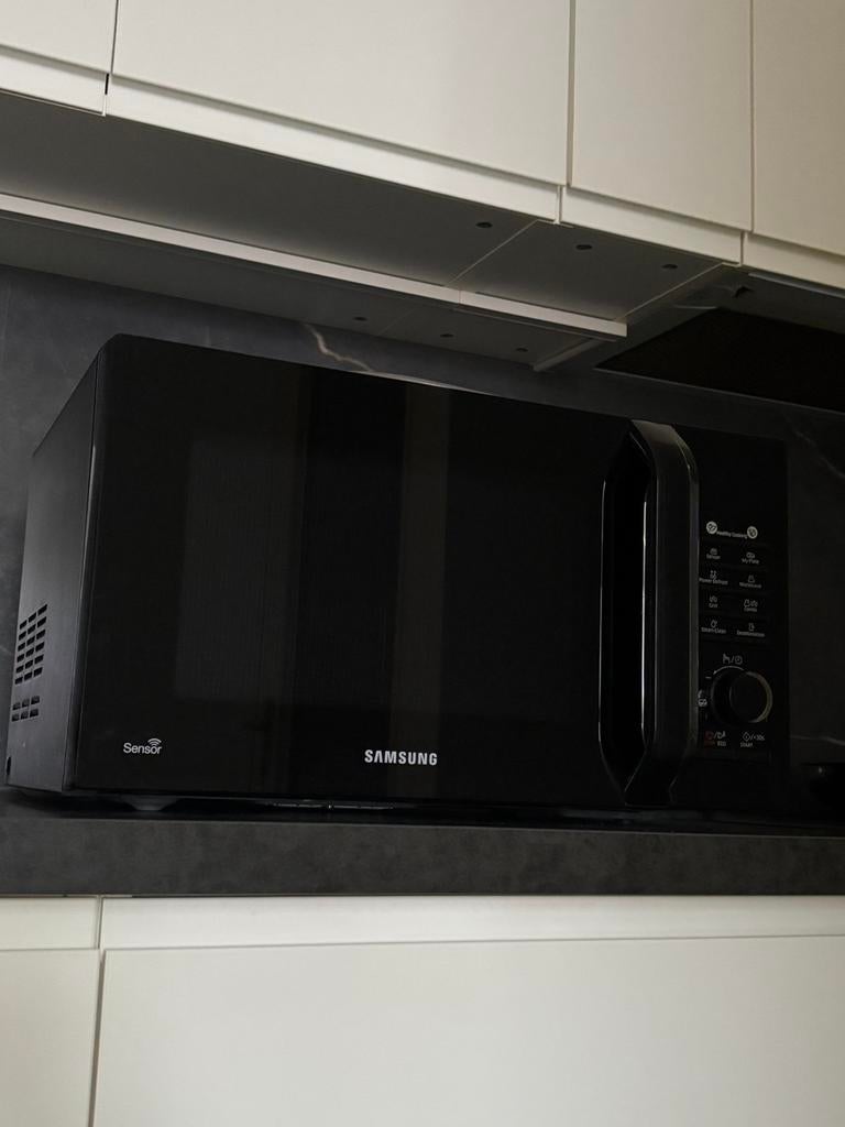 Grand micro-onde SAMSUNG très bon état, Electroménager, Micro-ondes, Enlèvement, Utilisé, 45 à 60 cm, À Poser