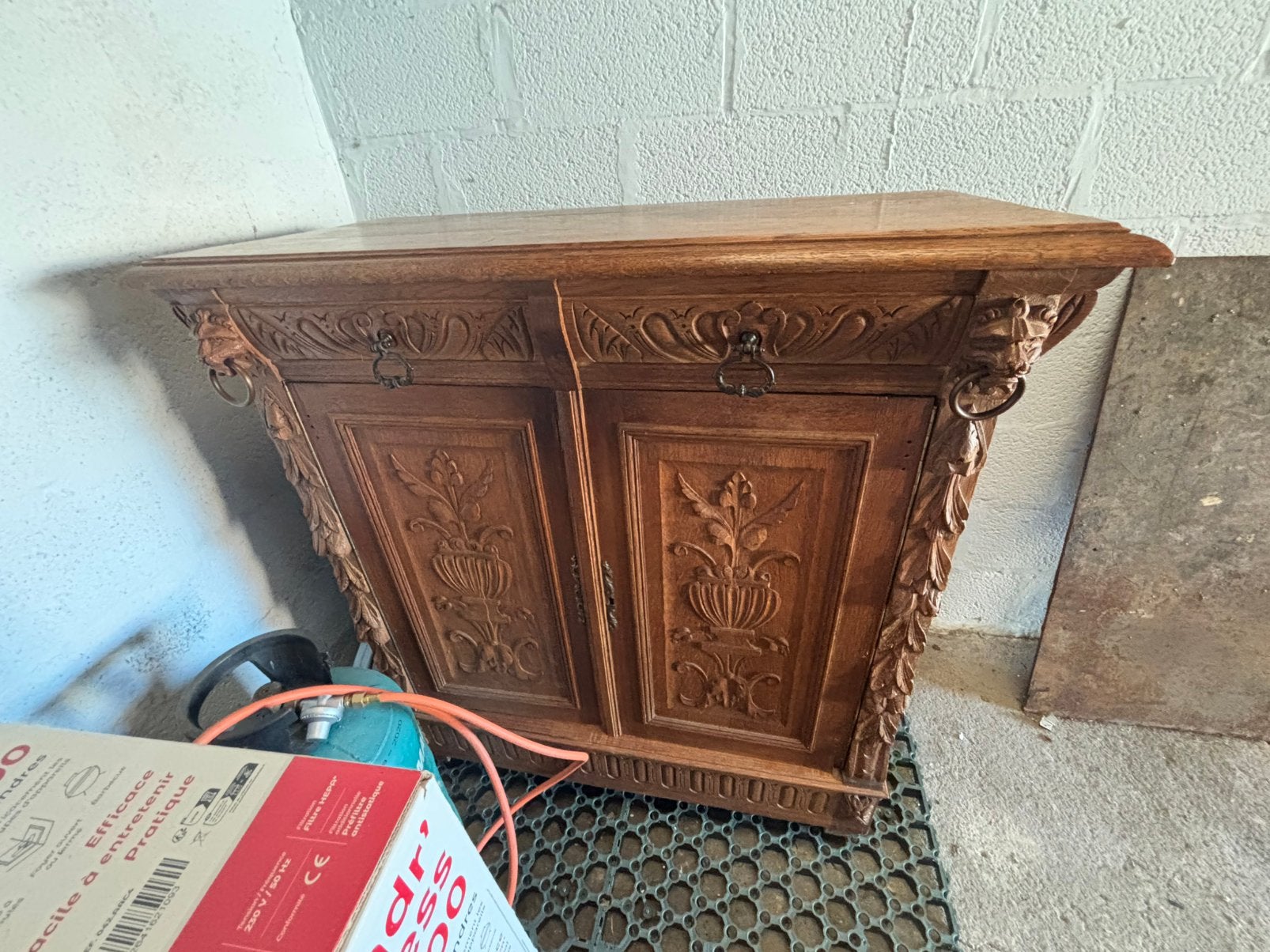Petit buffet ancien en bois sculpté – Style rustique, Maison & Meubles, Enlèvement, Comme neuf, Métal