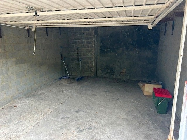 gesloten garagebox in hasselt Kiezelstraat te huur, Immo, Garages en Parkeerplaatsen, Hasselt