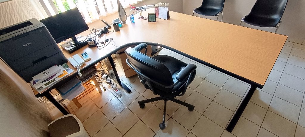 IKEA rond L-vormig bureau en fauteuil, Huis en Inrichting, Bureaus, Ophalen, Hout, 180 cm, Zo goed als nieuw