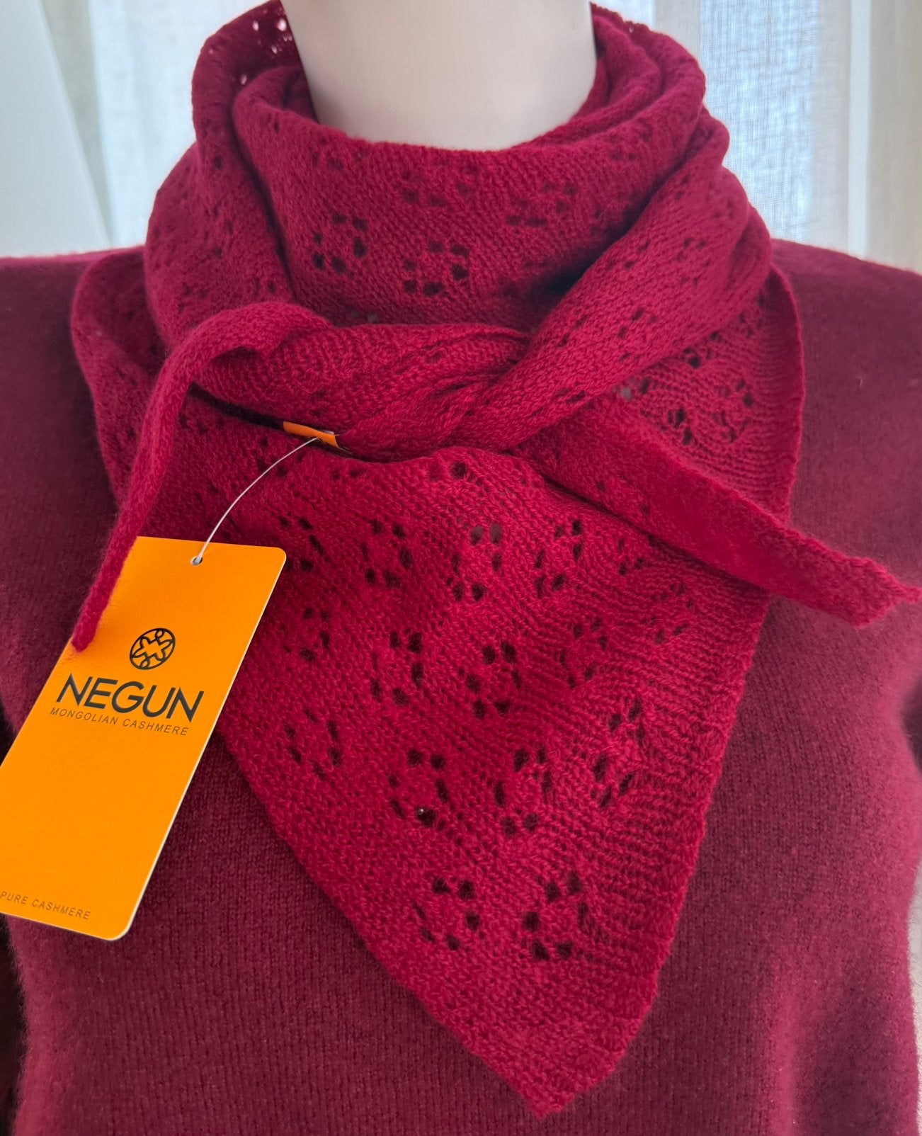 triangular scarf made from 100% cashmere., Kleding | Dames, Mutsen, Sjaals en Handschoenen, Ophalen of Verzenden, Nieuw, Maat 36 (S)