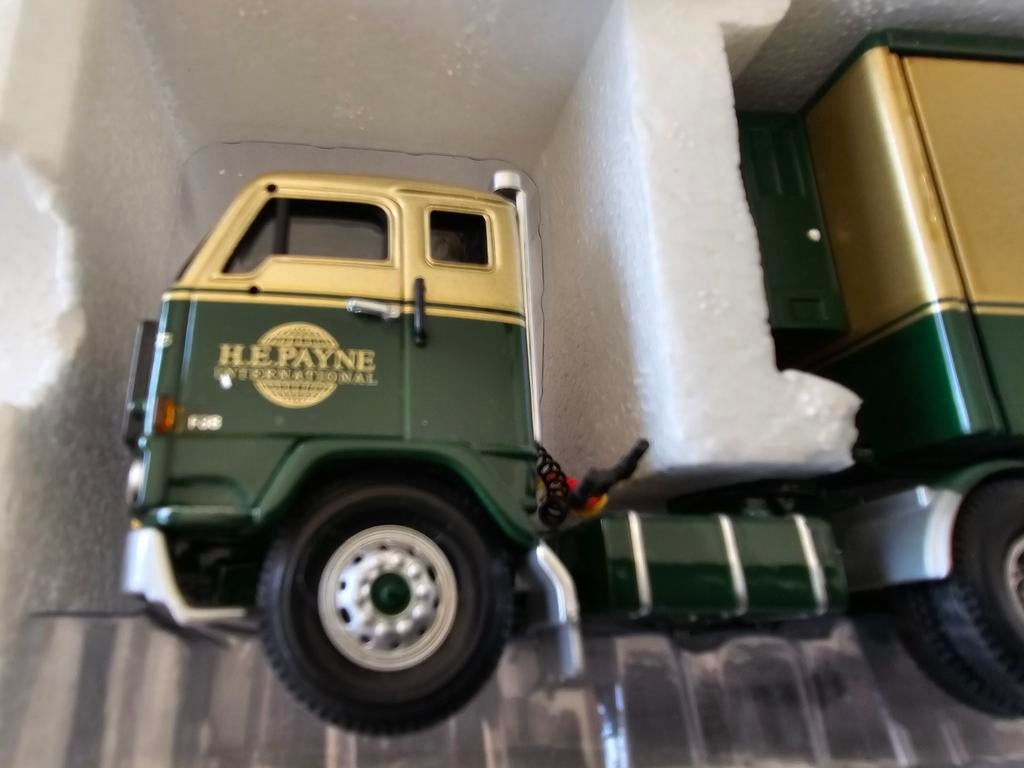 Corgi CC13106 Volvo F88 koeltrailer van H.E. Payne Transport, Ophalen of Verzenden, Corgi