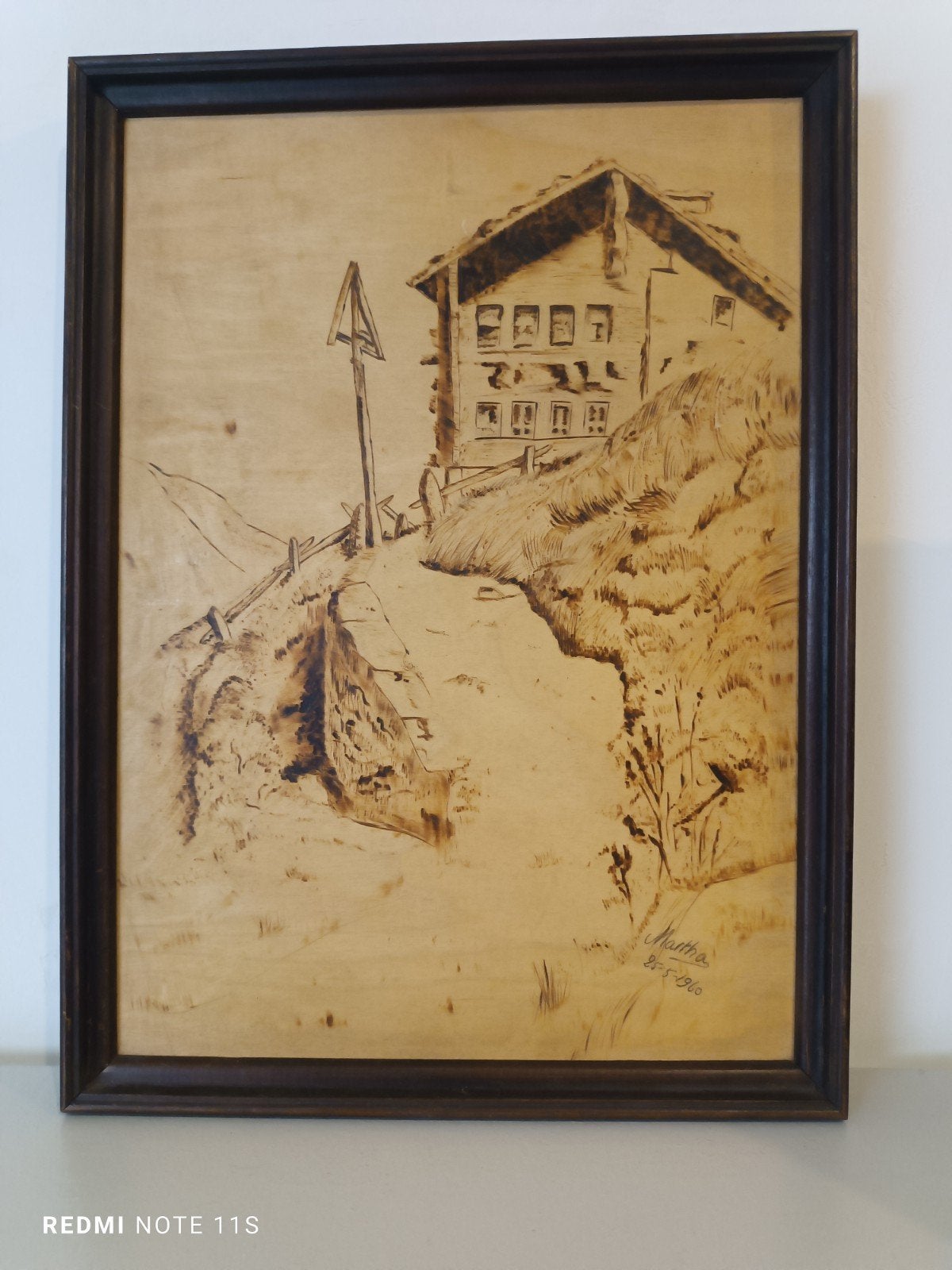 Tableau vintage pyrogravure chalet de montagne (1960), Autres techniques, Panneau, Paysage, Enlèvement